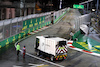 GP SINGAPORE, Circuit Atmosfera - marshals sweep the circuit of rain water.
02.10.2022. Formula 1 World Championship, Rd 17, Singapore Grand Prix, Marina Bay Street Circuit, Singapore, Gara Day.
- www.xpbimages.com, EMail: requests@xpbimages.com © Copyright: Moy / XPB Images