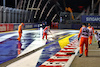 GP SINGAPORE, Circuit Atmosfera - marshals sweep the circuit of rain water.
02.10.2022. Formula 1 World Championship, Rd 17, Singapore Grand Prix, Marina Bay Street Circuit, Singapore, Gara Day.
- www.xpbimages.com, EMail: requests@xpbimages.com © Copyright: Batchelor / XPB Images