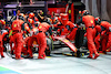 GP SINGAPORE, Carlos Sainz Jr (ESP) Ferrari F1-75 makes a pit stop.
02.10.2022. Formula 1 World Championship, Rd 17, Singapore Grand Prix, Marina Bay Street Circuit, Singapore, Gara Day.
- www.xpbimages.com, EMail: requests@xpbimages.com © Copyright: Batchelor / XPB Images