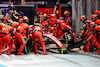 GP SINGAPORE, Carlos Sainz Jr (ESP) Ferrari F1-75 makes a pit stop.
02.10.2022. Formula 1 World Championship, Rd 17, Singapore Grand Prix, Marina Bay Street Circuit, Singapore, Gara Day.
- www.xpbimages.com, EMail: requests@xpbimages.com © Copyright: Batchelor / XPB Images