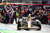 GP SINGAPORE, Max Verstappen (NLD) Red Bull Racing RB18 makes a pit stop.
02.10.2022. Formula 1 World Championship, Rd 17, Singapore Grand Prix, Marina Bay Street Circuit, Singapore, Gara Day.
- www.xpbimages.com, EMail: requests@xpbimages.com © Copyright: Batchelor / XPB Images
