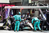 GP SINGAPORE, George Russell (GBR) Mercedes AMG F1 W13 makes a pit stop.
02.10.2022. Formula 1 World Championship, Rd 17, Singapore Grand Prix, Marina Bay Street Circuit, Singapore, Gara Day.
- www.xpbimages.com, EMail: requests@xpbimages.com © Copyright: Batchelor / XPB Images