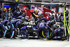 GP SINGAPORE, Alexander Albon (THA) Williams Racing FW44 makes a pit stop.
02.10.2022. Formula 1 World Championship, Rd 17, Singapore Grand Prix, Marina Bay Street Circuit, Singapore, Gara Day.
- www.xpbimages.com, EMail: requests@xpbimages.com © Copyright: Batchelor / XPB Images