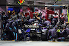 GP SINGAPORE, Alexander Albon (THA) Williams Racing FW44 makes a pit stop.
02.10.2022. Formula 1 World Championship, Rd 17, Singapore Grand Prix, Marina Bay Street Circuit, Singapore, Gara Day.
- www.xpbimages.com, EMail: requests@xpbimages.com © Copyright: Batchelor / XPB Images