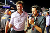 GP SINGAPORE, (L to R): Toto Wolff (GER) Mercedes AMG F1 Shareholder e Executive Director with Chris Medland (GBR) Journalist on the grid.
02.10.2022. Formula 1 World Championship, Rd 17, Singapore Grand Prix, Marina Bay Street Circuit, Singapore, Gara Day.
- www.xpbimages.com, EMail: requests@xpbimages.com © Copyright: Batchelor / XPB Images