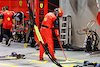 GP SINGAPORE, Ferrari mechanic in the pits.
02.10.2022. Formula 1 World Championship, Rd 17, Singapore Grand Prix, Marina Bay Street Circuit, Singapore, Gara Day.
- www.xpbimages.com, EMail: requests@xpbimages.com © Copyright: Batchelor / XPB Images