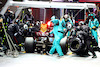 GP SINGAPORE, George Russell (GBR) Mercedes AMG F1 W13 pit stop.
02.10.2022. Formula 1 World Championship, Rd 17, Singapore Grand Prix, Marina Bay Street Circuit, Singapore, Gara Day.
- www.xpbimages.com, EMail: requests@xpbimages.com ¬© Copyright: Batchelor / XPB Images