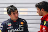 GP SINGAPORE, Sergio Perez (MEX), Red Bull Racing e Carlos Sainz Jr (ESP), Ferrari 
02.10.2022. Formula 1 World Championship, Rd 17, Singapore Grand Prix, Marina Bay Street Circuit, Singapore, Gara Day.
- www.xpbimages.com, EMail: requests@xpbimages.com © Copyright: Charniaux / XPB Images