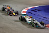 GP SINGAPORE, Lewis Hamilton (GBR), Mercedes AMG F1  e Max Verstappen (NLD), Red Bull Racing 
02.10.2022. Formula 1 World Championship, Rd 17, Singapore Grand Prix, Marina Bay Street Circuit, Singapore, Gara Day.
- www.xpbimages.com, EMail: requests@xpbimages.com ¬© Copyright: Charniaux / XPB Images