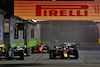 GP SINGAPORE, (L to R): Lance Stroll (CDN) Aston Martin F1 Team AMR22 e Max Verstappen (NLD) Red Bull Racing RB18 battle for position.
02.10.2022. Formula 1 World Championship, Rd 17, Singapore Grand Prix, Marina Bay Street Circuit, Singapore, Gara Day.
 - www.xpbimages.com, EMail: requests@xpbimages.com © Copyright: Coates / XPB Images