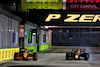 GP SINGAPORE, (L to R): Lando Norris (GBR) McLaren MCL36 e Max Verstappen (NLD) Red Bull Racing RB18 battle for position.
02.10.2022. Formula 1 World Championship, Rd 17, Singapore Grand Prix, Marina Bay Street Circuit, Singapore, Gara Day.
 - www.xpbimages.com, EMail: requests@xpbimages.com © Copyright: Coates / XPB Images