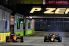 GP SINGAPORE, (L to R): Lando Norris (GBR) McLaren MCL36 e Max Verstappen (NLD) Red Bull Racing RB18 battle for position.
02.10.2022. Formula 1 World Championship, Rd 17, Singapore Grand Prix, Marina Bay Street Circuit, Singapore, Gara Day.
 - www.xpbimages.com, EMail: requests@xpbimages.com © Copyright: Coates / XPB Images