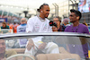 GP SINGAPORE, Lewis Hamilton (GBR) Mercedes AMG F1 with Lawrence Barretto (GBR) Formula 1 Senior Writer Editor on the drivers parade.
02.10.2022. Formula 1 World Championship, Rd 17, Singapore Grand Prix, Marina Bay Street Circuit, Singapore, Gara Day.
- www.xpbimages.com, EMail: requests@xpbimages.com © Copyright: Bearne / XPB Images