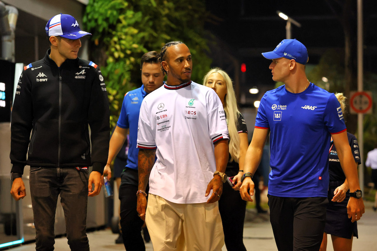 GP SINGAPORE, (L to R): Esteban Ocon (FRA) Alpine F1 Team with Lewis Hamilton (GBR) Mercedes AMG F1 e Mick Schumacher (GER) Haas F1 Team.
29.09.2022. Formula 1 World Championship, Rd 17, Singapore Grand Prix, Marina Bay Street Circuit, Singapore, Preparation Day.
- www.xpbimages.com, EMail: requests@xpbimages.com © Copyright: Batchelor / XPB Images
