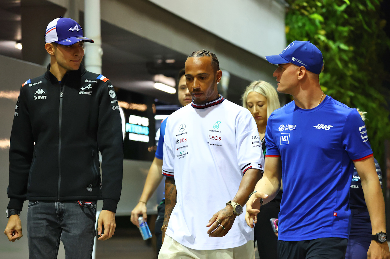 GP SINGAPORE, (L to R): Esteban Ocon (FRA) Alpine F1 Team with Lewis Hamilton (GBR) Mercedes AMG F1 e Mick Schumacher (GER) Haas F1 Team.
29.09.2022. Formula 1 World Championship, Rd 17, Singapore Grand Prix, Marina Bay Street Circuit, Singapore, Preparation Day.
- www.xpbimages.com, EMail: requests@xpbimages.com © Copyright: Batchelor / XPB Images