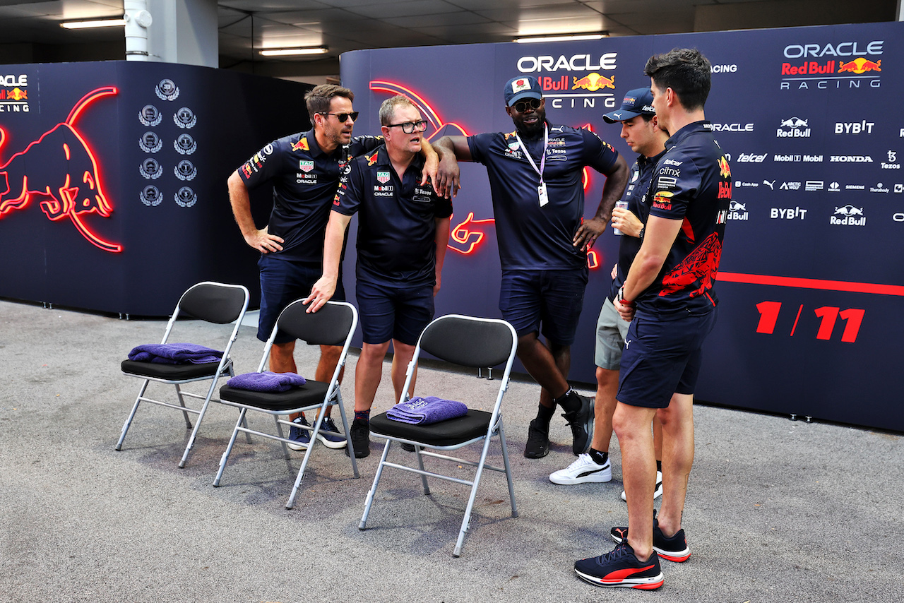 GP SINGAPORE, (L to R): Jamie Redknapp (GBR) Former Professional Football Player; Alan Carr (GBR) Comedian; Micah Richards (GBR) Former Professional Football Player; Sergio Perez (MEX) Red Bull Racing; e Jo Canales, Red Bull Racing Personal Trainer.
29.09.2022. Formula 1 World Championship, Rd 17, Singapore Grand Prix, Marina Bay Street Circuit, Singapore, Preparation Day.
- www.xpbimages.com, EMail: requests@xpbimages.com © Copyright: Moy / XPB Images