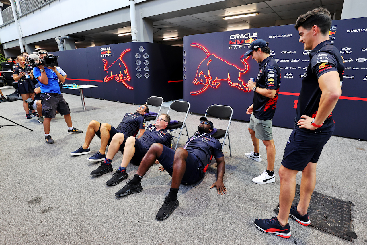 GP SINGAPORE, (L to R): Jamie Redknapp (GBR) Former Professional Football Player; Alan Carr (GBR) Comedian; Micah Richards (GBR) Former Professional Football Player; Sergio Perez (MEX) Red Bull Racing; e Jo Canales, Red Bull Racing Personal Trainer.
29.09.2022. Formula 1 World Championship, Rd 17, Singapore Grand Prix, Marina Bay Street Circuit, Singapore, Preparation Day.
- www.xpbimages.com, EMail: requests@xpbimages.com © Copyright: Moy / XPB Images