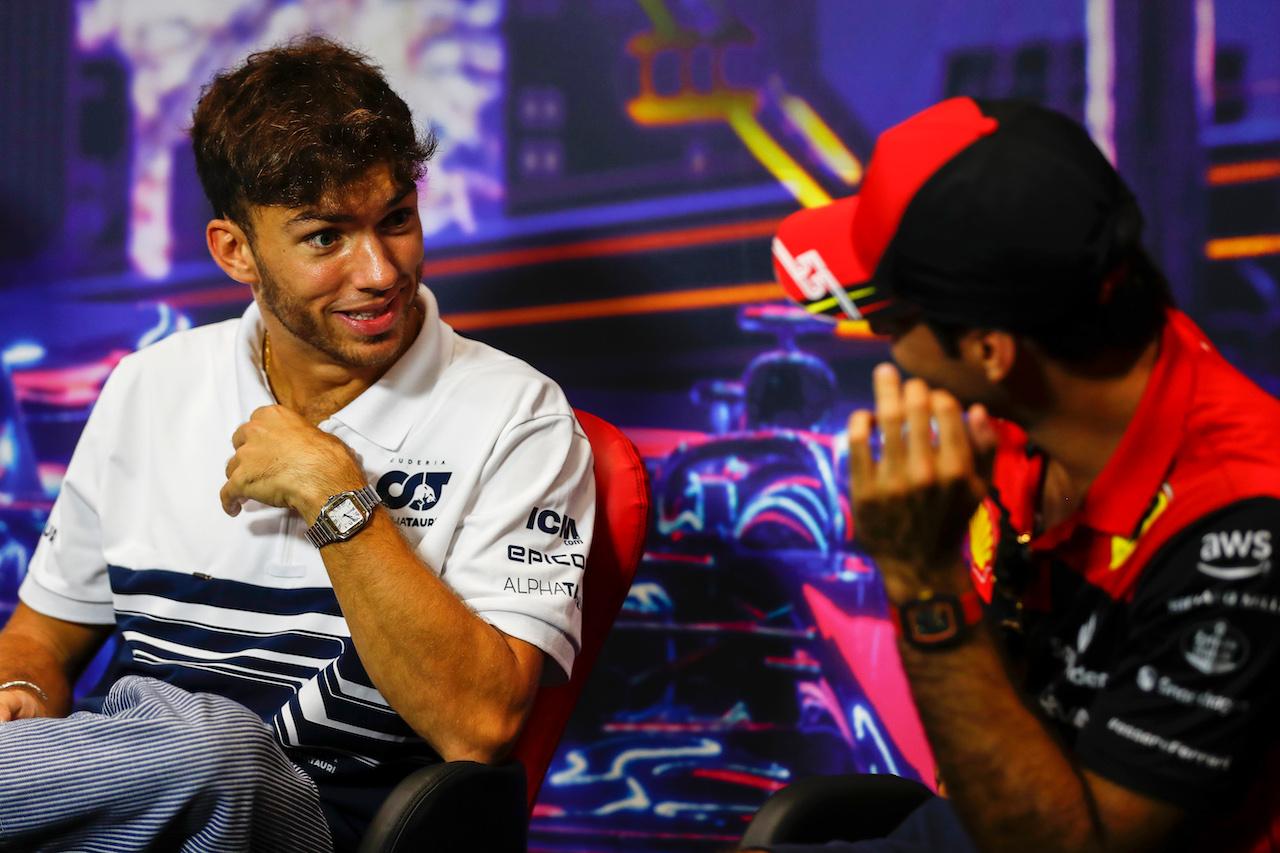 GP SINGAPORE, (L to R): Pierre Gasly (FRA) AlphaTauri e Carlos Sainz Jr (ESP) Ferrari in the FIA Press Conference.
29.09.2022. Formula 1 World Championship, Rd 17, Singapore Grand Prix, Marina Bay Street Circuit, Singapore, Preparation Day.
- www.xpbimages.com, EMail: requests@xpbimages.com © Copyright: XPB Images
