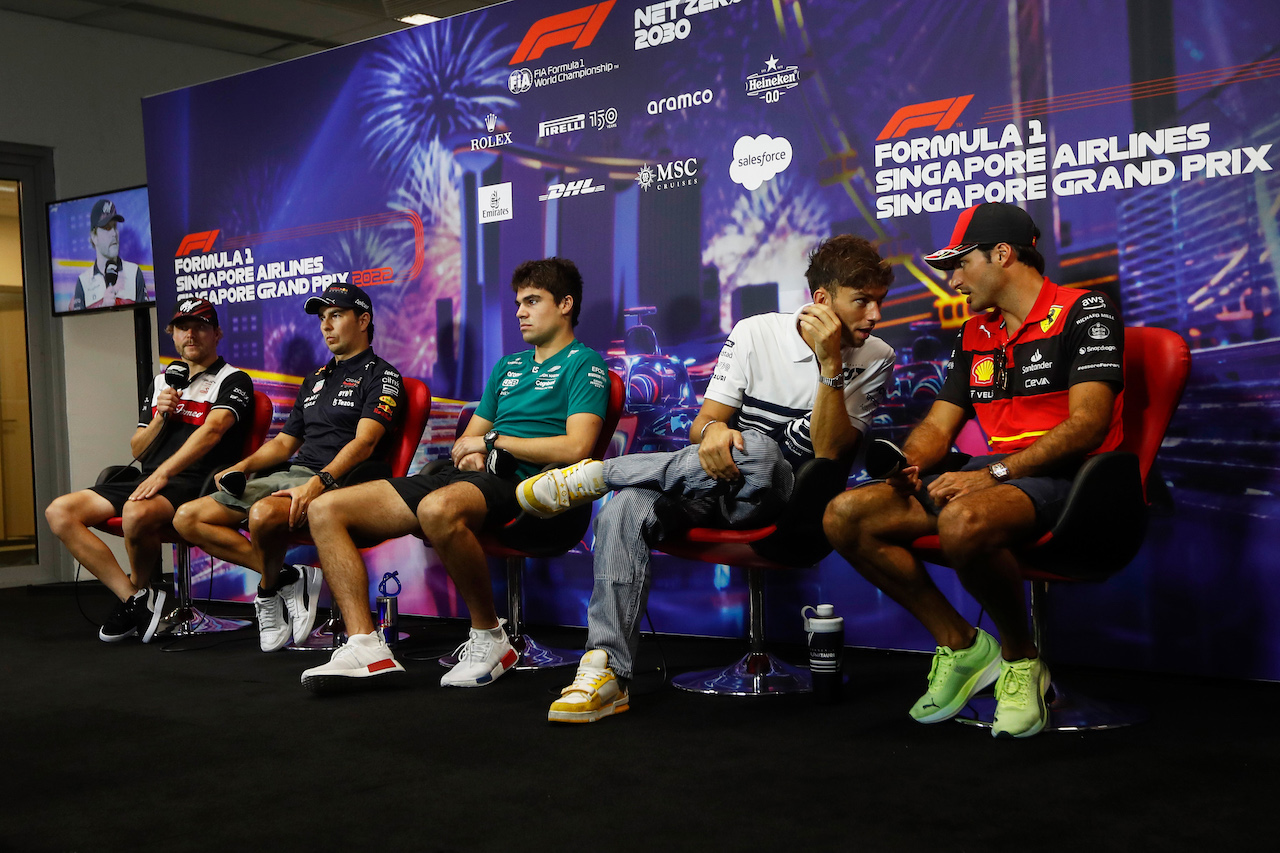 GP SINGAPORE, (L to R): Valtteri Bottas (FIN) Alfa Romeo F1 Team; Sergio Perez (MEX) Red Bull Racing; Lance Stroll (CDN) Aston Martin F1 Team; Pierre Gasly (FRA) AlphaTauri; e Carlos Sainz Jr (ESP) Ferrari, in the FIA Press Conference.
29.09.2022. Formula 1 World Championship, Rd 17, Singapore Grand Prix, Marina Bay Street Circuit, Singapore, Preparation Day.
- www.xpbimages.com, EMail: requests@xpbimages.com © Copyright: XPB Images