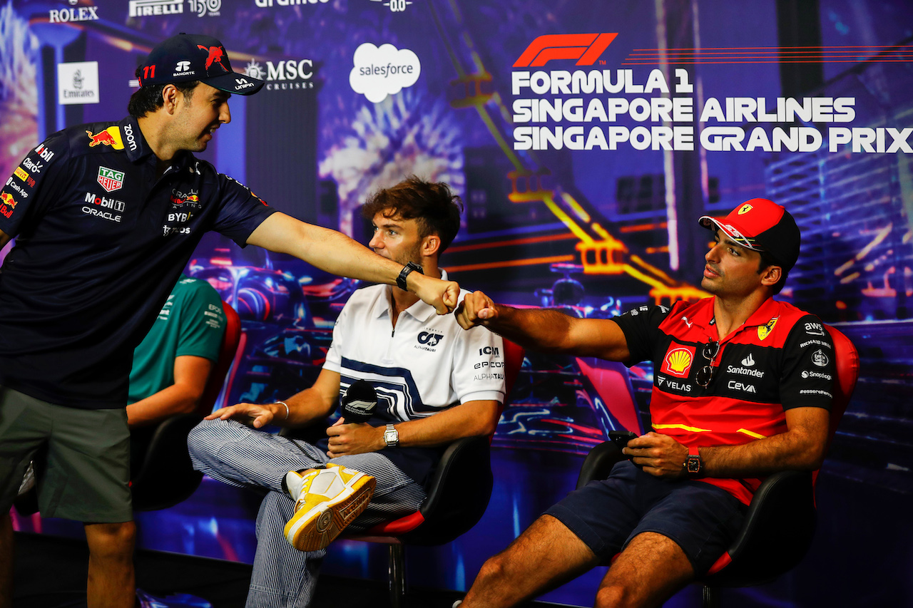 GP SINGAPORE, Sergio Perez (MEX) Red Bull Racing e Carlos Sainz Jr (ESP) Ferrari in the FIA Press Conference.
29.09.2022. Formula 1 World Championship, Rd 17, Singapore Grand Prix, Marina Bay Street Circuit, Singapore, Preparation Day.
- www.xpbimages.com, EMail: requests@xpbimages.com © Copyright: XPB Images