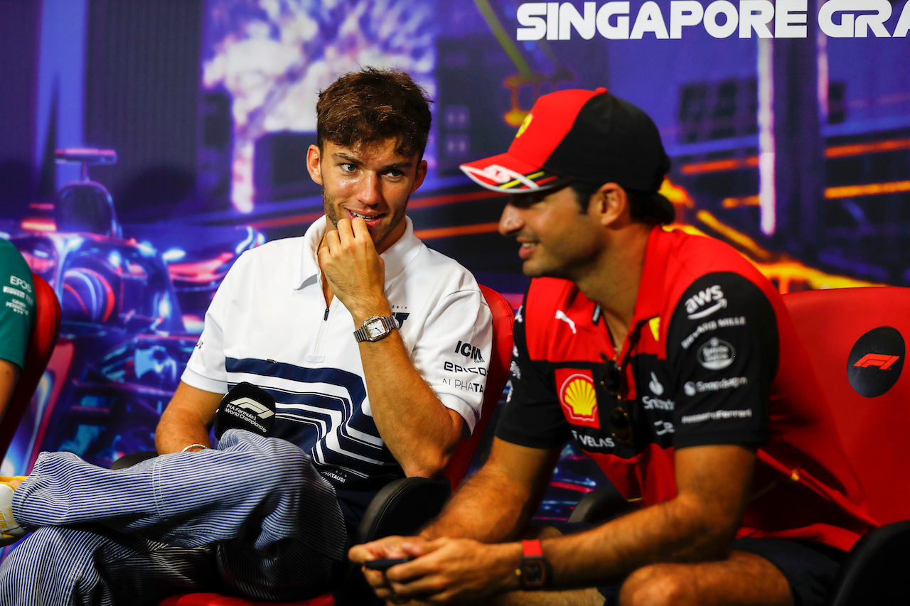 GP SINGAPORE, (L to R): Pierre Gasly (FRA) AlphaTauri e Carlos Sainz Jr (ESP) Ferrari in the FIA Press Conference.
29.09.2022. Formula 1 World Championship, Rd 17, Singapore Grand Prix, Marina Bay Street Circuit, Singapore, Preparation Day.
- www.xpbimages.com, EMail: requests@xpbimages.com © Copyright: XPB Images