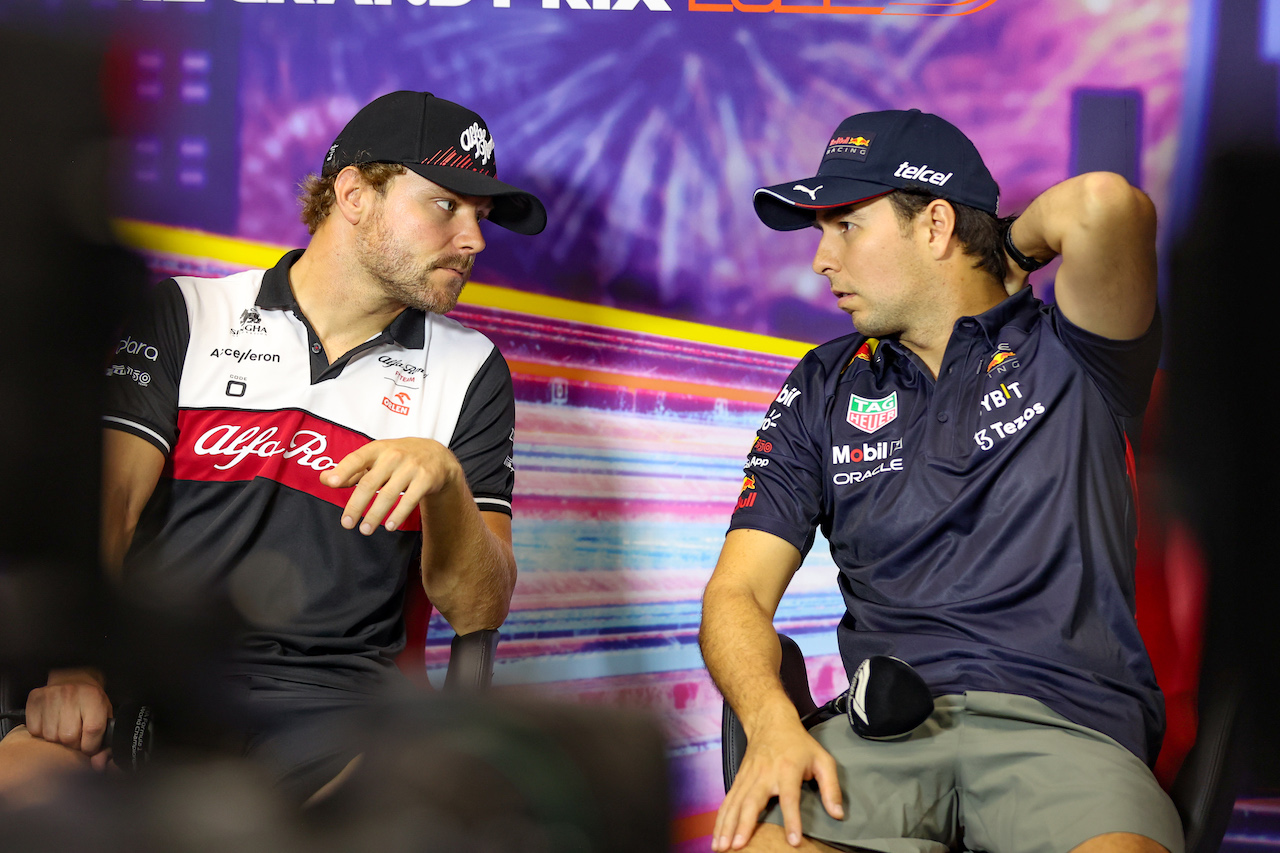 GP SINGAPORE, (L to R): Valtteri Bottas (FIN) Alfa Romeo F1 Team e Sergio Perez (MEX) Red Bull Racing in the FIA Press Conference.
29.09.2022. Formula 1 World Championship, Rd 17, Singapore Grand Prix, Marina Bay Street Circuit, Singapore, Preparation Day.
- www.xpbimages.com, EMail: requests@xpbimages.com © Copyright: XPB Images