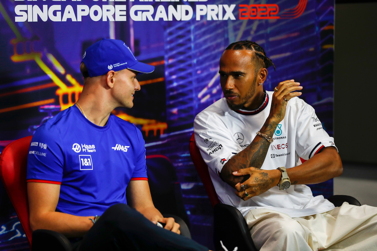 GP SINGAPORE, (L to R): Mick Schumacher (GER) Haas F1 Team e Lewis Hamilton (GBR) Mercedes AMG F1 in the FIA Press Conference.
29.09.2022. Formula 1 World Championship, Rd 17, Singapore Grand Prix, Marina Bay Street Circuit, Singapore, Preparation Day.
- www.xpbimages.com, EMail: requests@xpbimages.com © Copyright: XPB Images