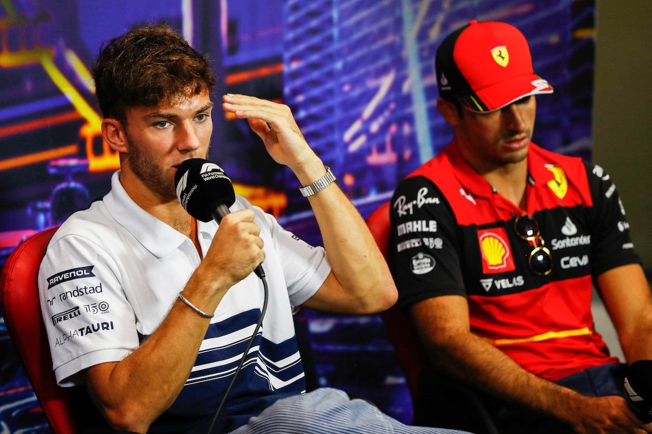 GP SINGAPORE, (L to R): Pierre Gasly (FRA) AlphaTauri e Carlos Sainz Jr (ESP) Ferrari in the FIA Press Conference.
29.09.2022. Formula 1 World Championship, Rd 17, Singapore Grand Prix, Marina Bay Street Circuit, Singapore, Preparation Day.
- www.xpbimages.com, EMail: requests@xpbimages.com © Copyright: XPB Images