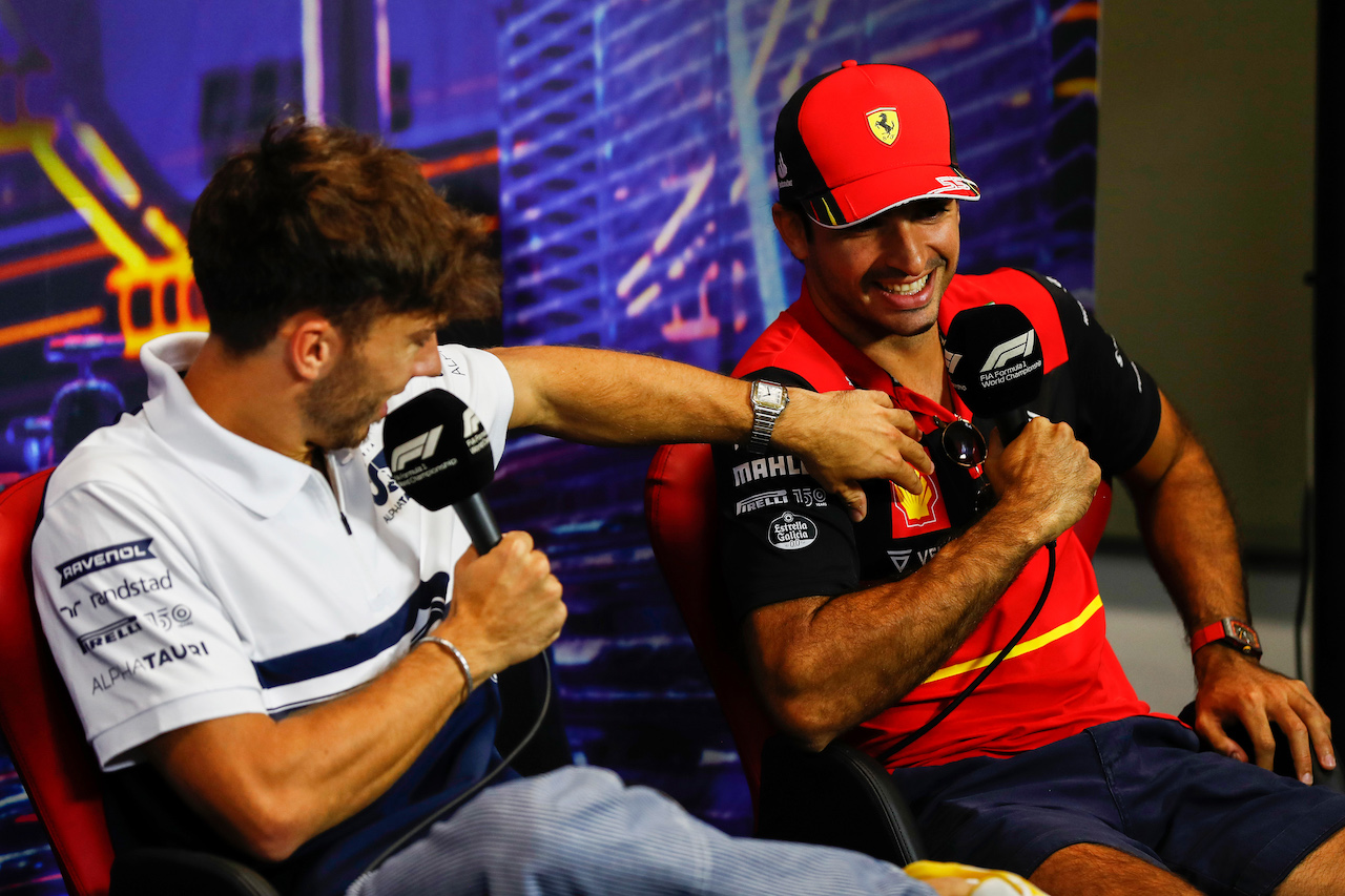 GP SINGAPORE, (L to R): Pierre Gasly (FRA) AlphaTauri e Carlos Sainz Jr (ESP) Ferrari in the FIA Press Conference.
29.09.2022. Formula 1 World Championship, Rd 17, Singapore Grand Prix, Marina Bay Street Circuit, Singapore, Preparation Day.
- www.xpbimages.com, EMail: requests@xpbimages.com © Copyright: XPB Images