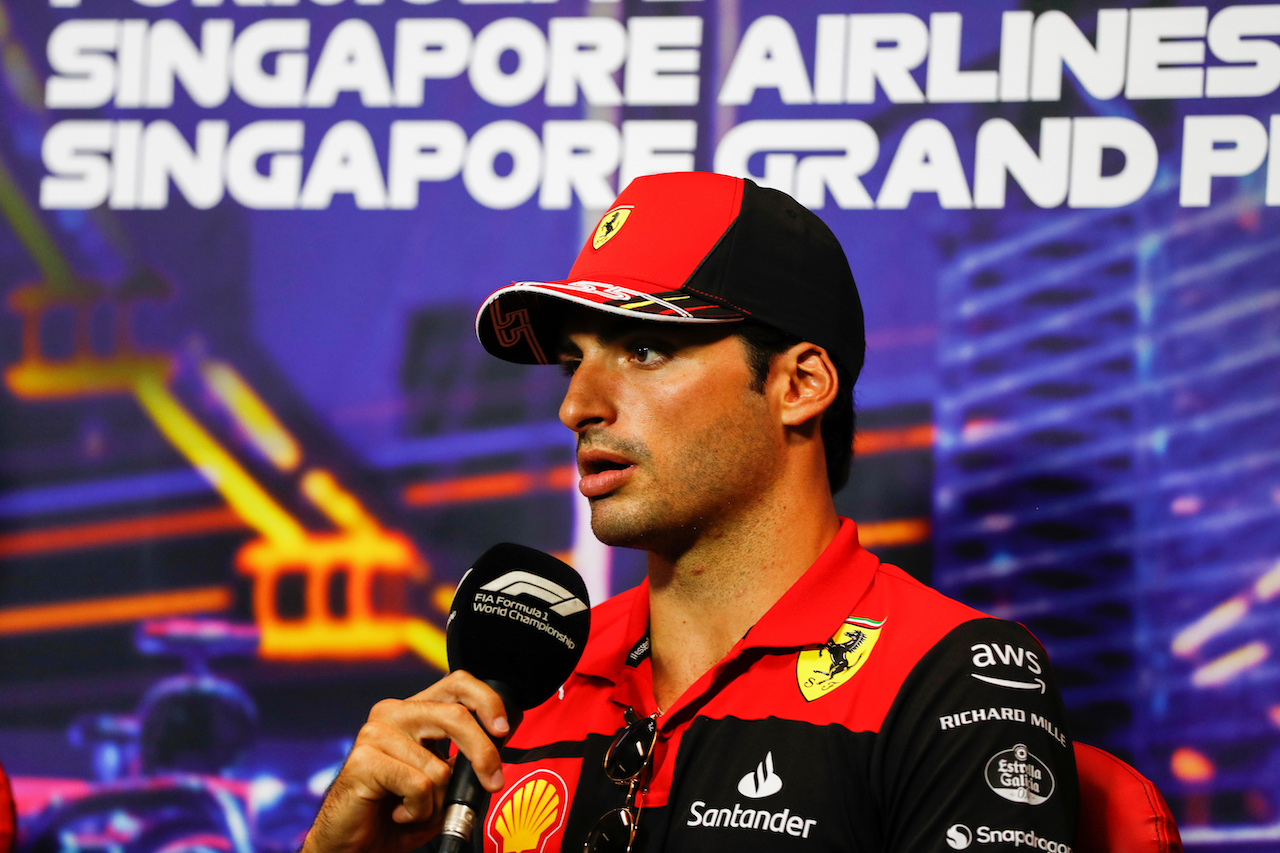 GP SINGAPORE, Carlos Sainz Jr (ESP) Ferrari in the FIA Press Conference.
29.09.2022. Formula 1 World Championship, Rd 17, Singapore Grand Prix, Marina Bay Street Circuit, Singapore, Preparation Day.
- www.xpbimages.com, EMail: requests@xpbimages.com © Copyright: XPB Images
