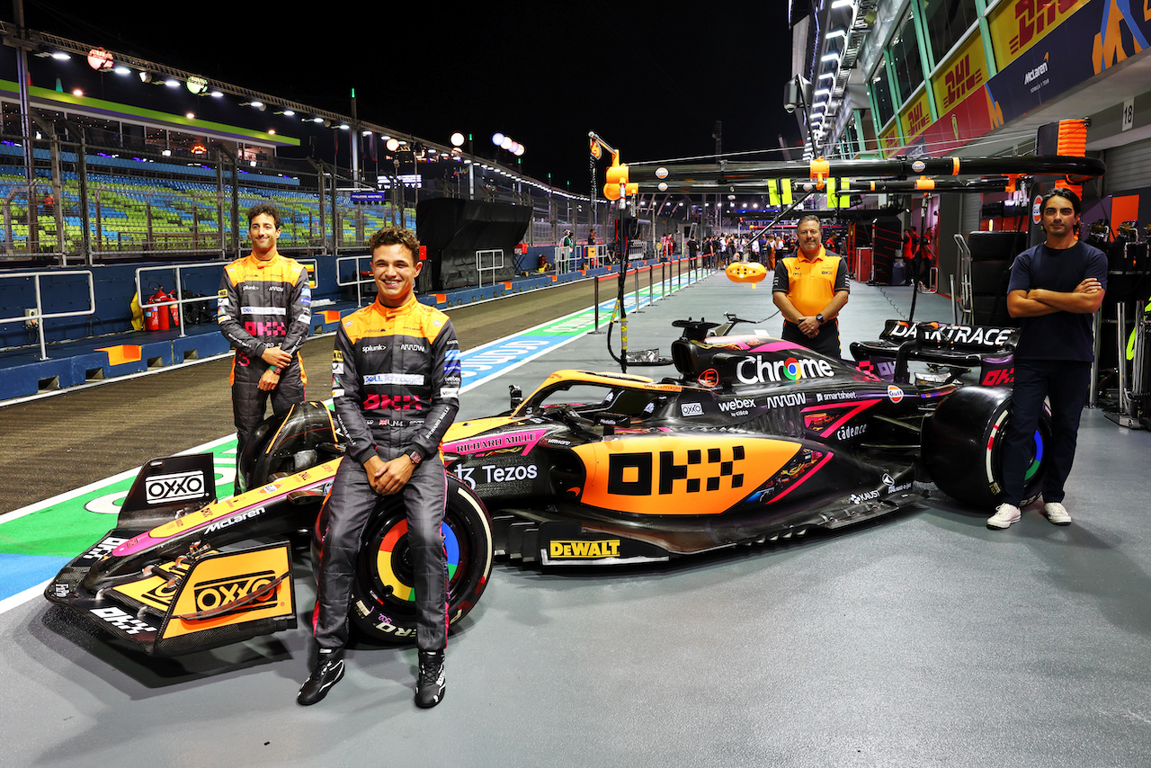 GP SINGAPORE, Lando Norris (GBR) McLaren MCL36 with Daniel Ricciardo (AUS) McLaren; Zak Brown (USA) McLaren Executive Director e Haider Rafique, Chief Marketing Officer, OKX - McLaren MCL36 livery reveal.
29.09.2022. Formula 1 World Championship, Rd 17, Singapore Grand Prix, Marina Bay Street Circuit, Singapore, Preparation Day.
- www.xpbimages.com, EMail: requests@xpbimages.com © Copyright: Batchelor / XPB Images