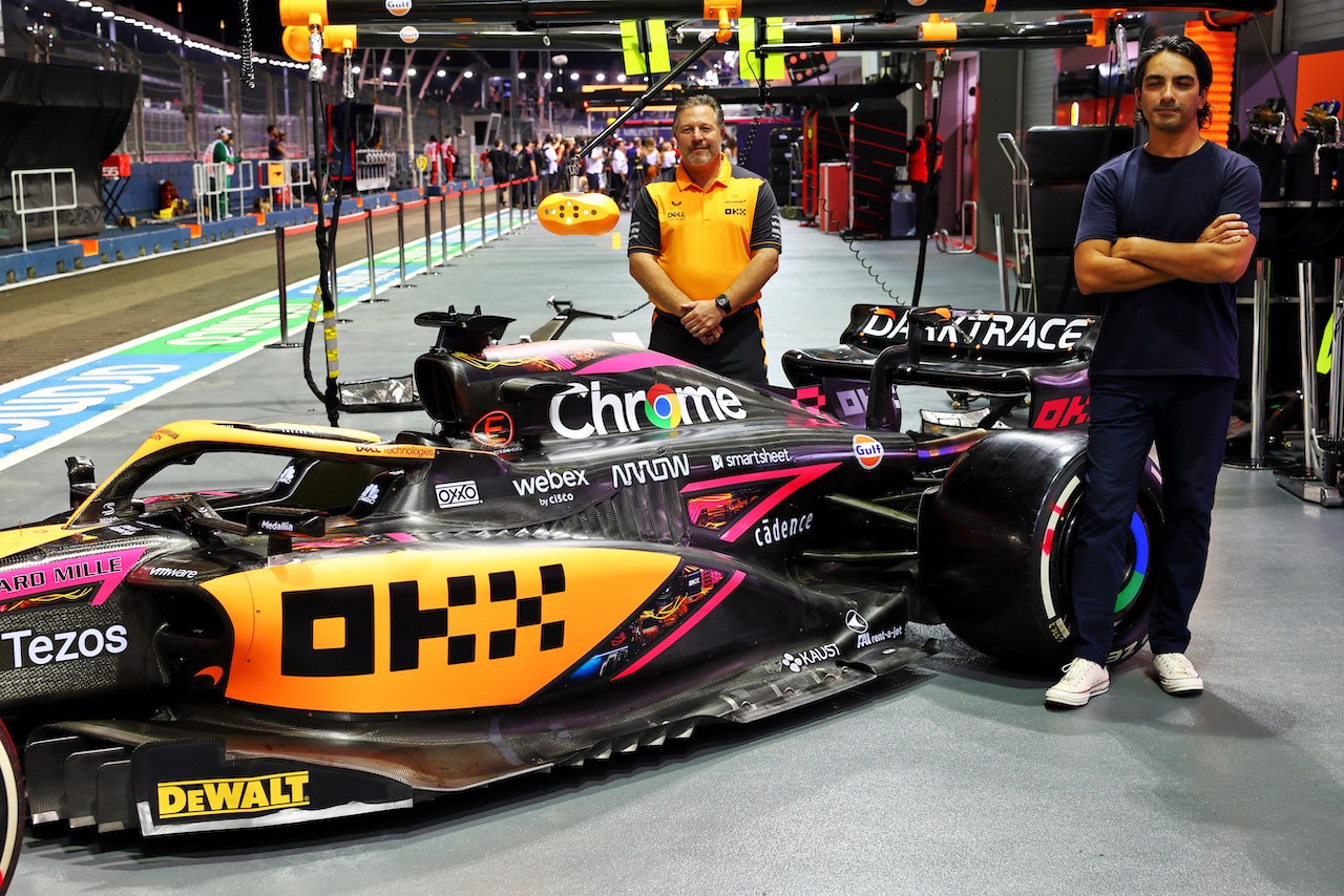 GP SINGAPORE, Zak Brown (USA) McLaren Executive Director with Haider Rafique, Chief Marketing Officer, OKX - McLaren MCL36 livery reveal.
29.09.2022. Formula 1 World Championship, Rd 17, Singapore Grand Prix, Marina Bay Street Circuit, Singapore, Preparation Day.
- www.xpbimages.com, EMail: requests@xpbimages.com © Copyright: Batchelor / XPB Images