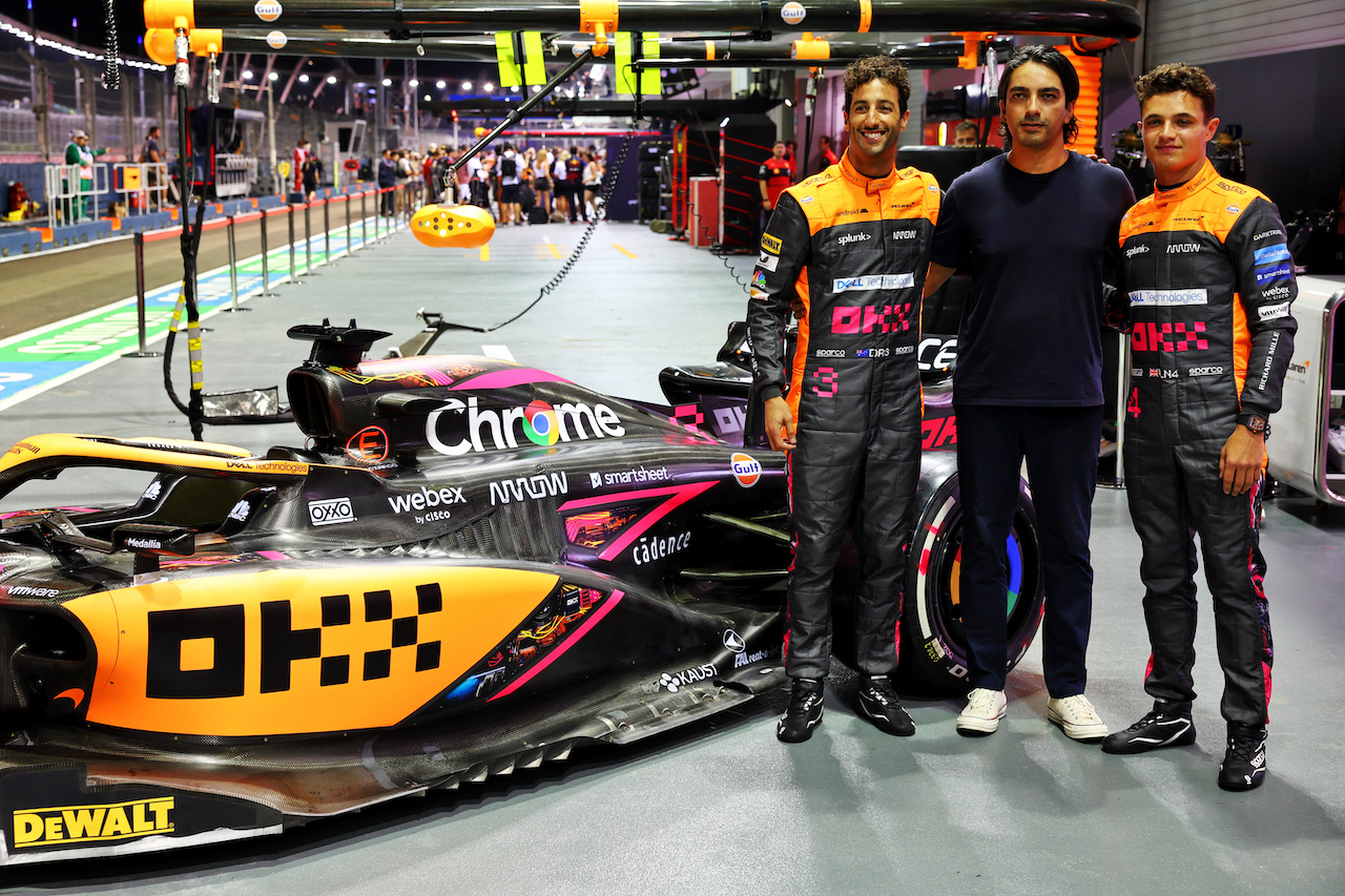 GP SINGAPORE, (L to R): Daniel Ricciardo (AUS) McLaren with Haider Rafique, Chief Marketing Officer, OKX e Lando Norris (GBR) McLaren - McLaren MCL36 livery reveal.
29.09.2022. Formula 1 World Championship, Rd 17, Singapore Grand Prix, Marina Bay Street Circuit, Singapore, Preparation Day.
- www.xpbimages.com, EMail: requests@xpbimages.com © Copyright: Batchelor / XPB Images