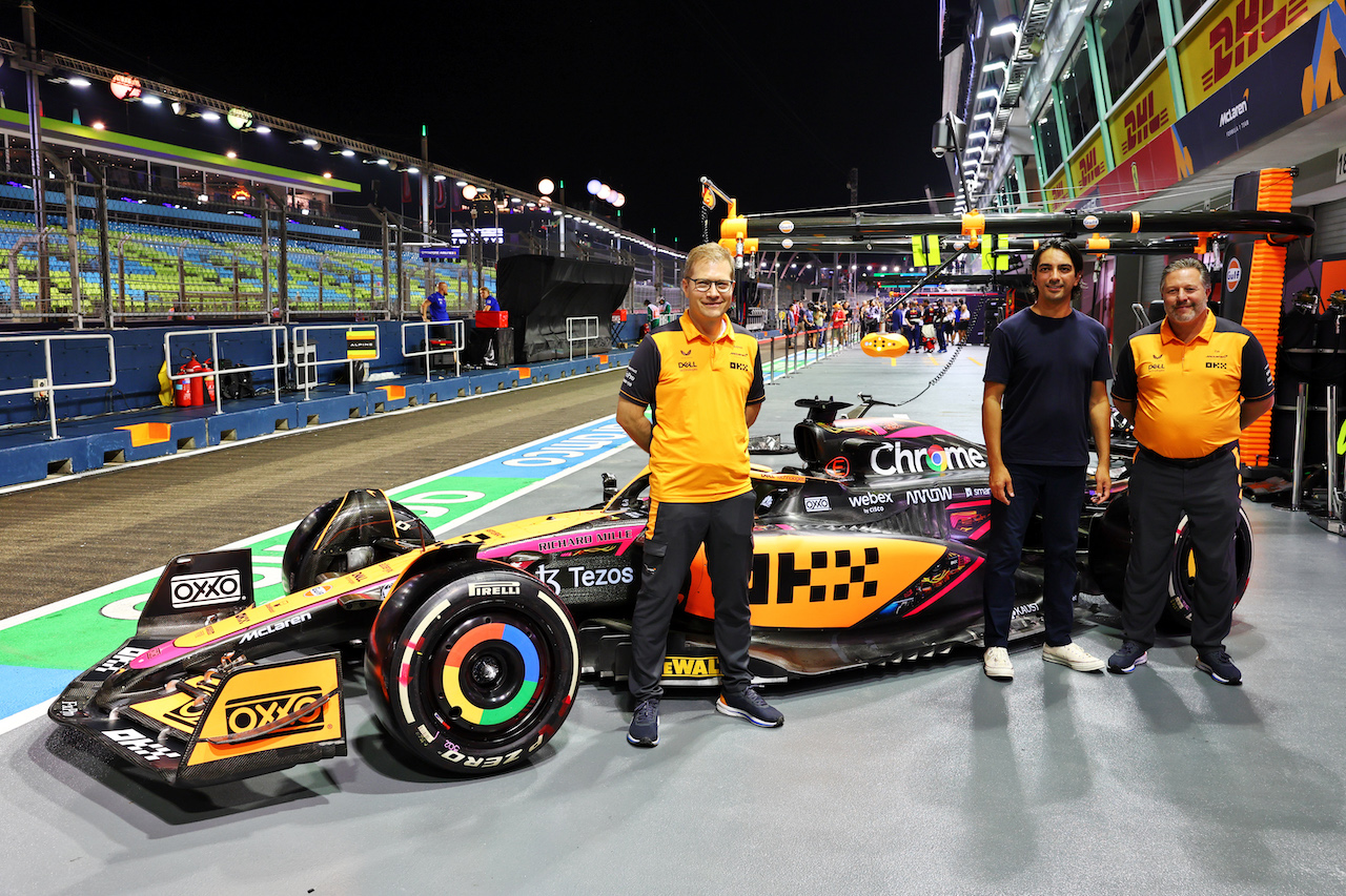 GP SINGAPORE, (L to R): Andreas Seidl, McLaren Managing Director with Haider Rafique, Chief Marketing Officer, OKX e Zak Brown (USA) McLaren Executive Director - McLaren MCL36 livery reveal.
29.09.2022. Formula 1 World Championship, Rd 17, Singapore Grand Prix, Marina Bay Street Circuit, Singapore, Preparation Day.
- www.xpbimages.com, EMail: requests@xpbimages.com © Copyright: Batchelor / XPB Images