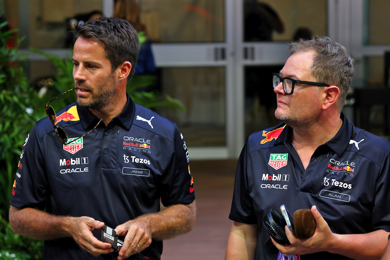 GP SINGAPORE, (L to R): Jamie Redknapp (GBR) Former Professional Football Player e Alan Carr (GBR) Comedian.
29.09.2022. Formula 1 World Championship, Rd 17, Singapore Grand Prix, Marina Bay Street Circuit, Singapore, Preparation Day.
 - www.xpbimages.com, EMail: requests@xpbimages.com © Copyright: Coates / XPB Images