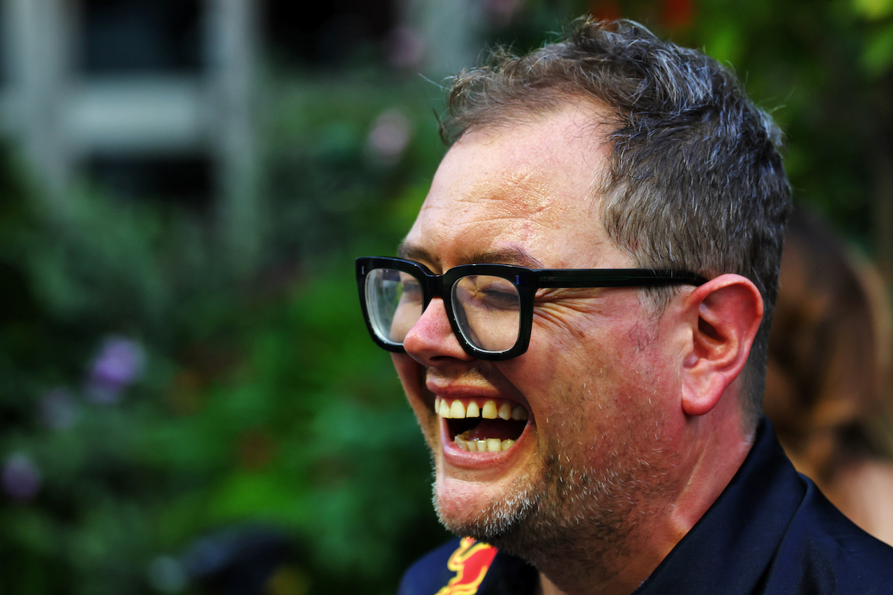 GP SINGAPORE, Alan Carr (GBR) Comedian.
29.09.2022. Formula 1 World Championship, Rd 17, Singapore Grand Prix, Marina Bay Street Circuit, Singapore, Preparation Day.
 - www.xpbimages.com, EMail: requests@xpbimages.com © Copyright: Coates / XPB Images