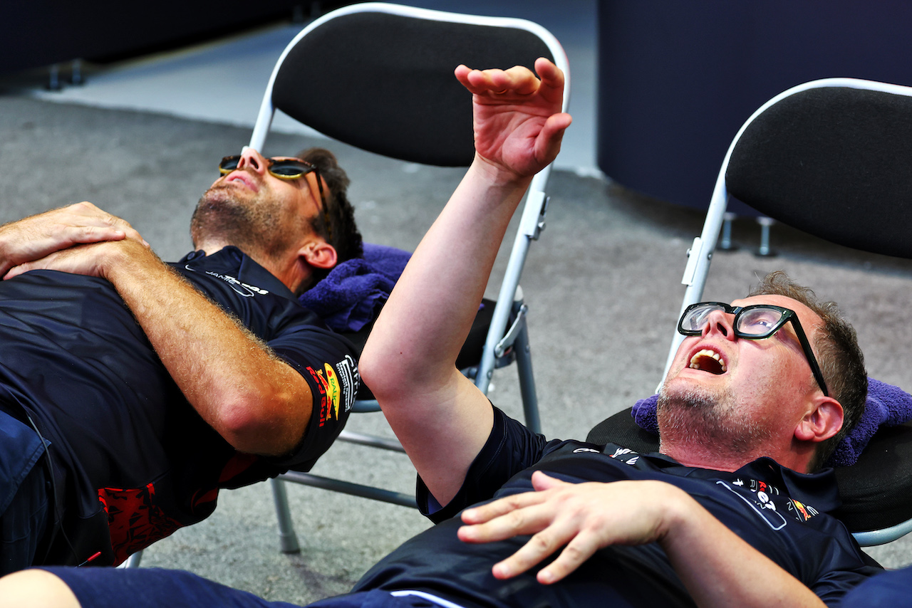 GP SINGAPORE, (L to R): Jamie Redknapp (GBR) Former Professional Football Player e Alan Carr (GBR) Comedian.
29.09.2022. Formula 1 World Championship, Rd 17, Singapore Grand Prix, Marina Bay Street Circuit, Singapore, Preparation Day.
 - www.xpbimages.com, EMail: requests@xpbimages.com © Copyright: Coates / XPB Images