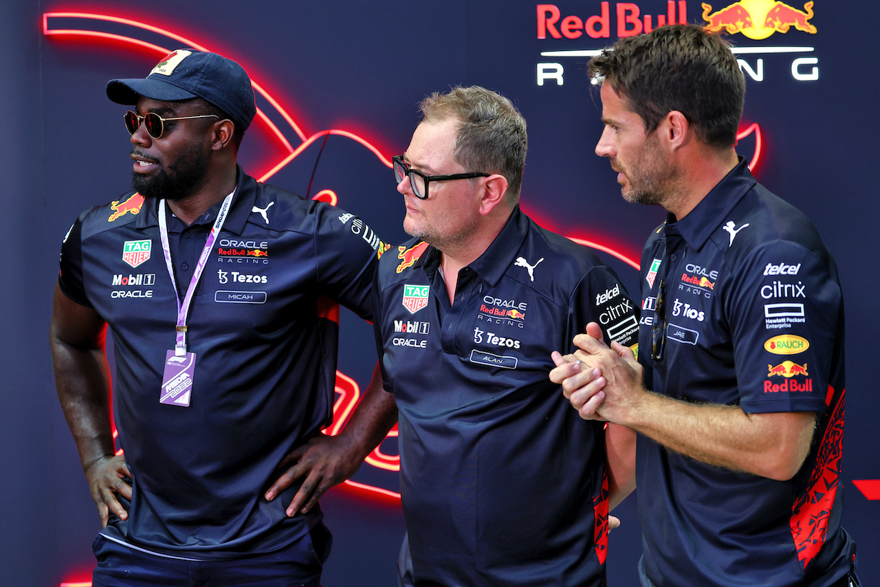 GP SINGAPORE, (L to R): Micah Richards (GBR) Former Professional Football Player wii Alan Carr (GBR) Comedian e Jamie Redknapp (GBR) Former Professional Football Player.
29.09.2022. Formula 1 World Championship, Rd 17, Singapore Grand Prix, Marina Bay Street Circuit, Singapore, Preparation Day.
 - www.xpbimages.com, EMail: requests@xpbimages.com © Copyright: Coates / XPB Images