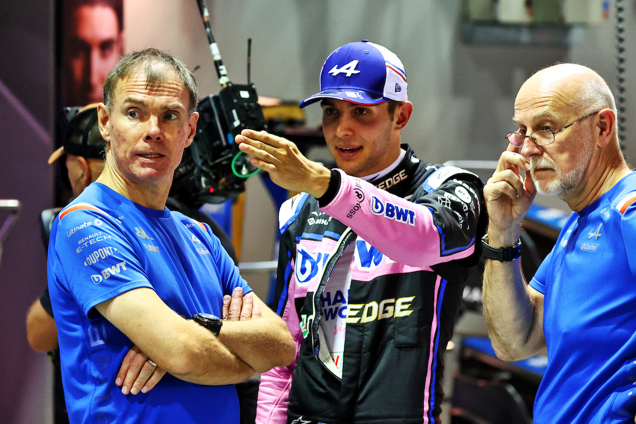 GP SINGAPORE, Esteban Ocon (FRA) Alpine F1 Team with Alan Permane (GBR) Alpine F1 Team Trackside Operations Director.
29.09.2022. Formula 1 World Championship, Rd 17, Singapore Grand Prix, Marina Bay Street Circuit, Singapore, Preparation Day.
 - www.xpbimages.com, EMail: requests@xpbimages.com © Copyright: Coates / XPB Images