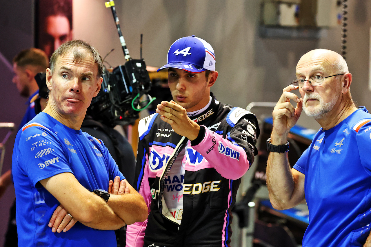 GP SINGAPORE, Esteban Ocon (FRA) Alpine F1 Team with Alan Permane (GBR) Alpine F1 Team Trackside Operations Director.
29.09.2022. Formula 1 World Championship, Rd 17, Singapore Grand Prix, Marina Bay Street Circuit, Singapore, Preparation Day.
 - www.xpbimages.com, EMail: requests@xpbimages.com © Copyright: Coates / XPB Images
