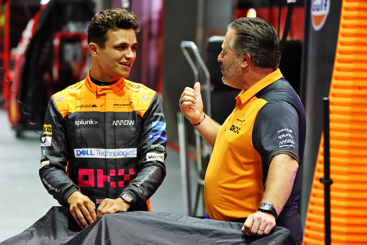 GP SINGAPORE, (L to R): Lando Norris (GBR) McLaren with Zak Brown (USA) McLaren Executive Director.
29.09.2022. Formula 1 World Championship, Rd 17, Singapore Grand Prix, Marina Bay Street Circuit, Singapore, Preparation Day.
 - www.xpbimages.com, EMail: requests@xpbimages.com © Copyright: Coates / XPB Images
