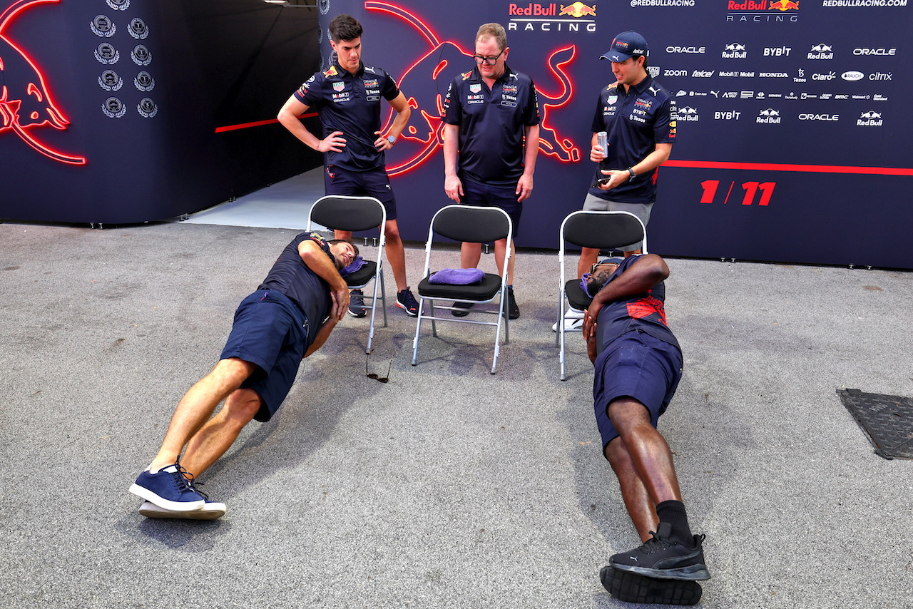 GP SINGAPORE, Jamie Redknapp (GBR) Former Professional Football Player e Micah Richards (GBR) Former Professional Football Player with (L to R): Jo Canales, Red Bull Racing Personal Trainer; Alan Carr (GBR) Comedian; e Sergio Perez (MEX) Red Bull Racing.
29.09.2022. Formula 1 World Championship, Rd 17, Singapore Grand Prix, Marina Bay Street Circuit, Singapore, Preparation Day.
 - www.xpbimages.com, EMail: requests@xpbimages.com © Copyright: Coates / XPB Images
