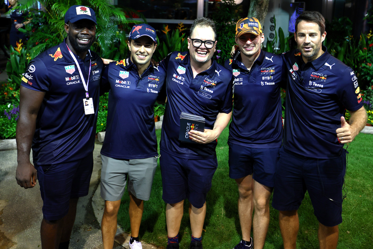 GP SINGAPORE, (L to R): Micah Richards (GBR) Former Professional Football Player; Sergio Perez (MEX) Red Bull Racing; Alan Carr (GBR) Comedian; Max Verstappen (NLD) Red Bull Racing; e Jamie Redknapp (GBR) Former Professional Football Player.
29.09.2022. Formula 1 World Championship, Rd 17, Singapore Grand Prix, Marina Bay Street Circuit, Singapore, Preparation Day.
 - www.xpbimages.com, EMail: requests@xpbimages.com © Copyright: Coates / XPB Images