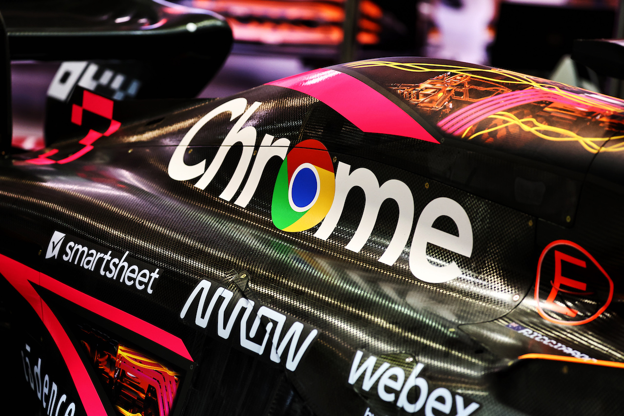 GP SINGAPORE, McLaren MCL36 engine cover - Chrome branding.
29.09.2022. Formula 1 World Championship, Rd 17, Singapore Grand Prix, Marina Bay Street Circuit, Singapore, Preparation Day.
- www.xpbimages.com, EMail: requests@xpbimages.com © Copyright: Batchelor / XPB Images