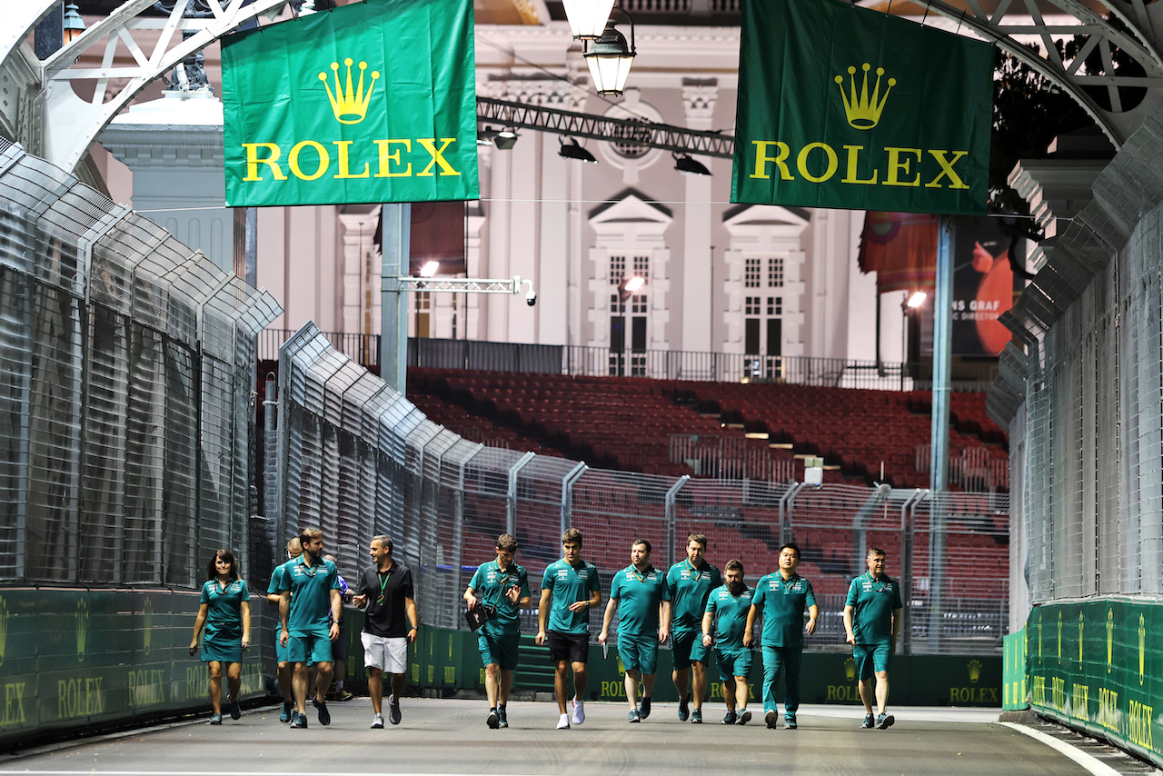 GP SINGAPORE, Lance Stroll (CDN) Aston Martin F1 Team walks the circuit with the team.
29.09.2022. Formula 1 World Championship, Rd 17, Singapore Grand Prix, Marina Bay Street Circuit, Singapore, Preparation Day.
- www.xpbimages.com, EMail: requests@xpbimages.com © Copyright: Moy / XPB Images