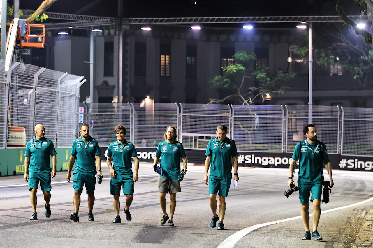 GP SINGAPORE, Sebastian Vettel (GER) Aston Martin F1 Team walks the circuit with the team.
29.09.2022. Formula 1 World Championship, Rd 17, Singapore Grand Prix, Marina Bay Street Circuit, Singapore, Preparation Day.
- www.xpbimages.com, EMail: requests@xpbimages.com © Copyright: Moy / XPB Images