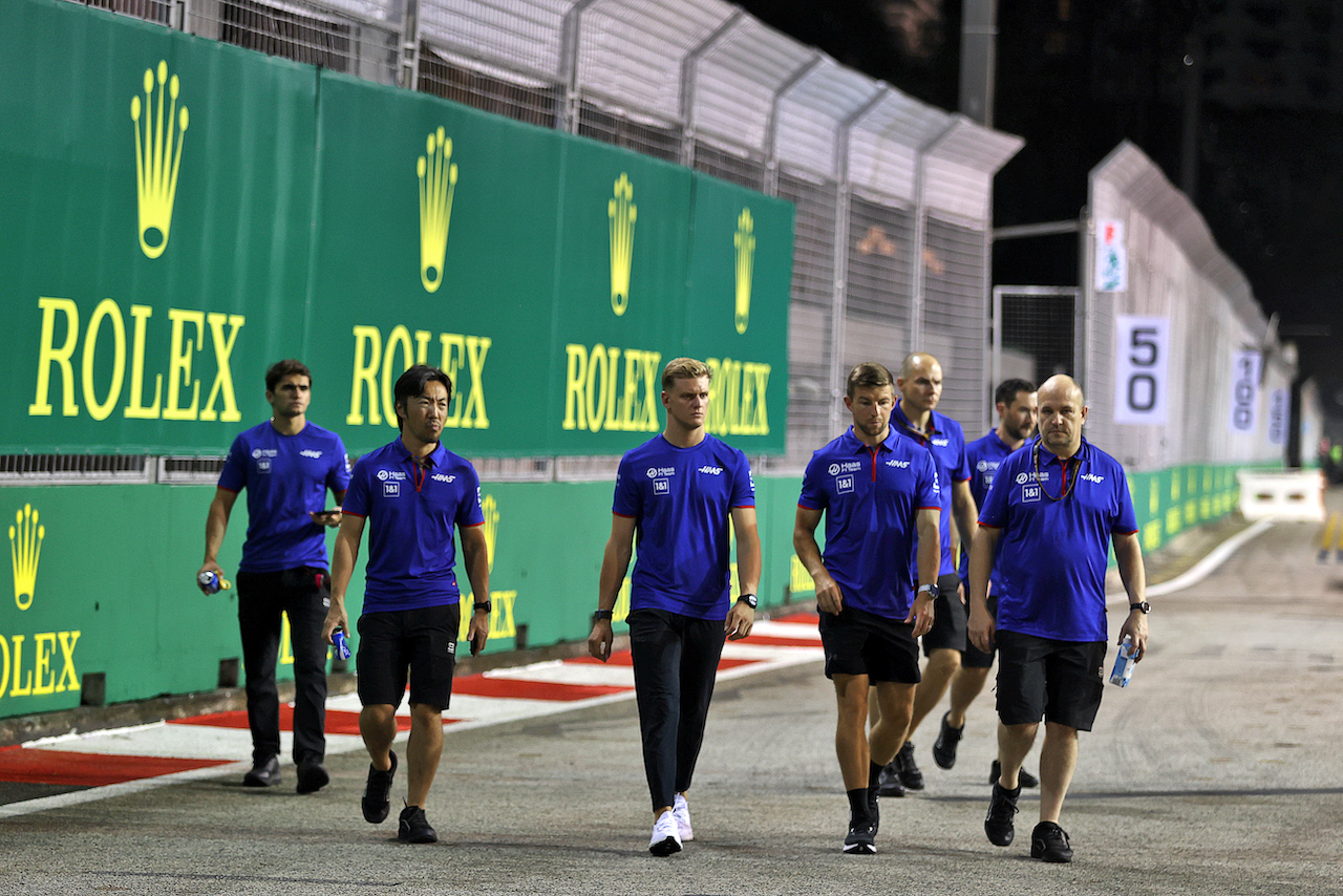 GP SINGAPORE, Mick Schumacher (GER) Haas F1 Team walks the circuit with the team.
29.09.2022. Formula 1 World Championship, Rd 17, Singapore Grand Prix, Marina Bay Street Circuit, Singapore, Preparation Day.
- www.xpbimages.com, EMail: requests@xpbimages.com © Copyright: Moy / XPB Images