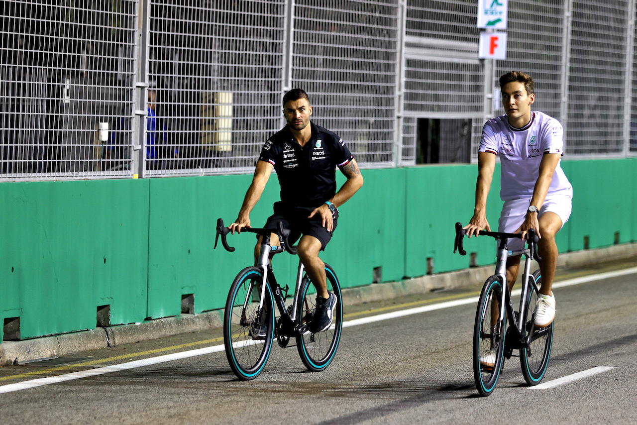GP SINGAPORE, George Russell (GBR) Mercedes AMG F1 rides the circuit with Aleix Casanovas, Mercedes AMG F1 Trainer.
29.09.2022. Formula 1 World Championship, Rd 17, Singapore Grand Prix, Marina Bay Street Circuit, Singapore, Preparation Day.
- www.xpbimages.com, EMail: requests@xpbimages.com © Copyright: Moy / XPB Images