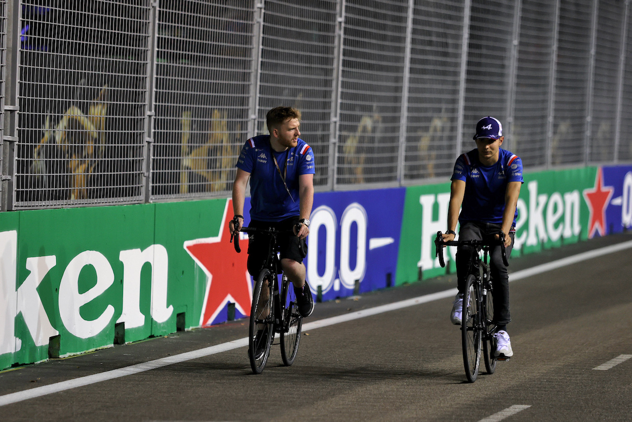GP SINGAPORE, Esteban Ocon (FRA) Alpine F1 Team rides the circuit with Josh Peckett (GBR) Alpine F1 Team Gara Engineer.
29.09.2022. Formula 1 World Championship, Rd 17, Singapore Grand Prix, Marina Bay Street Circuit, Singapore, Preparation Day.
- www.xpbimages.com, EMail: requests@xpbimages.com © Copyright: Moy / XPB Images