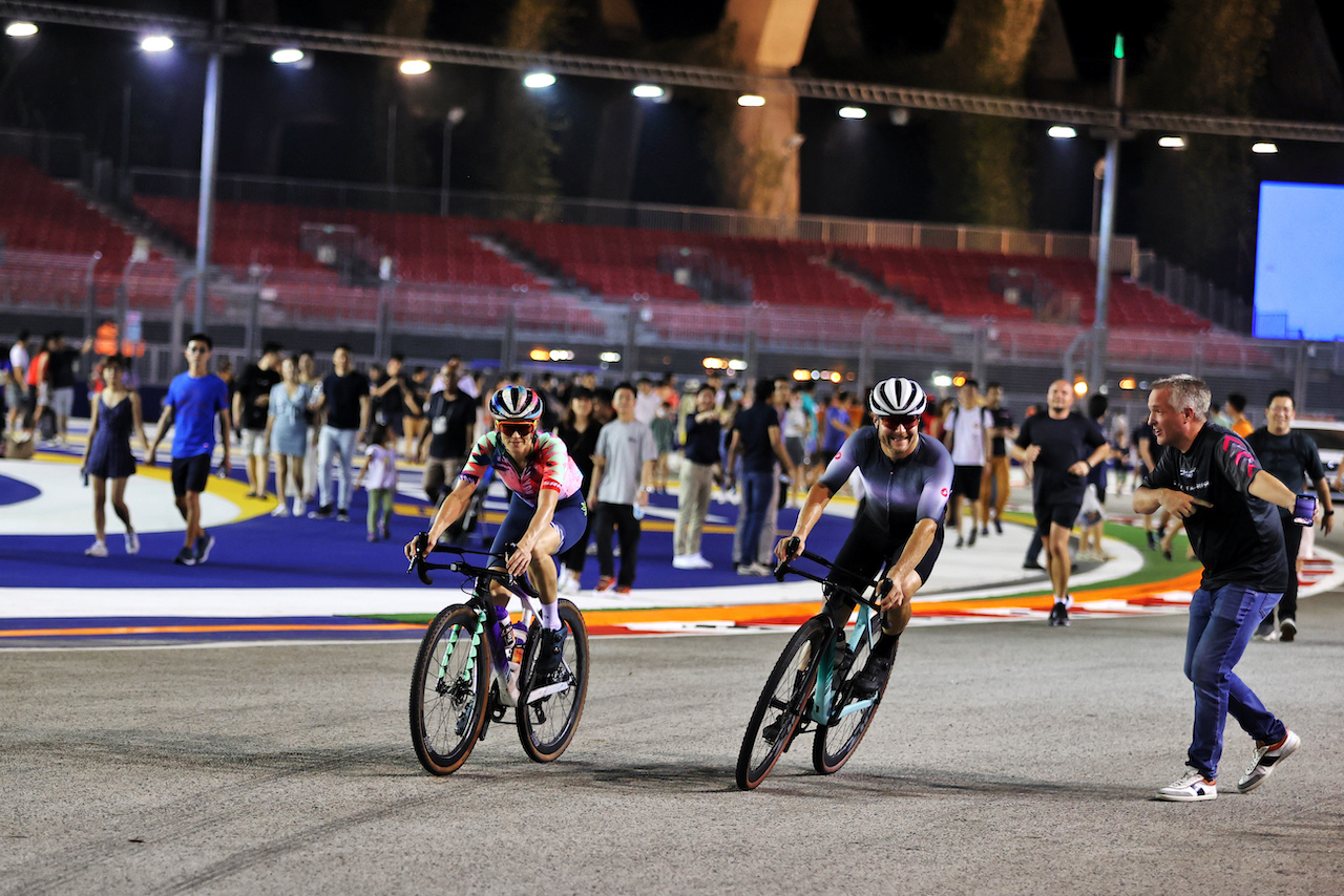 GP SINGAPORE, Valtteri Bottas (FIN) Alfa Romeo F1 Team rides the circuit with Domenica Tiffany Cromwell (AUS) Professional Cyclist.
29.09.2022. Formula 1 World Championship, Rd 17, Singapore Grand Prix, Marina Bay Street Circuit, Singapore, Preparation Day.
- www.xpbimages.com, EMail: requests@xpbimages.com © Copyright: Moy / XPB Images